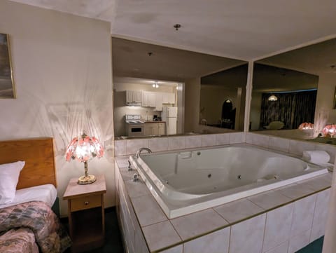 Luxury Suite, 1 Queen Bed, Fireplace (Spa Tub 2 Room) | Jetted tub