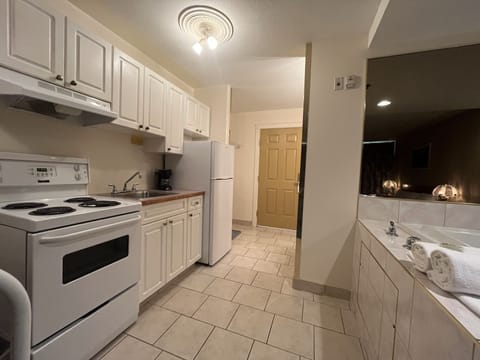 Executive Room, 1 King Bed (Jacuzzi) | Private kitchen | Full-size fridge, oven, stovetop, electric kettle