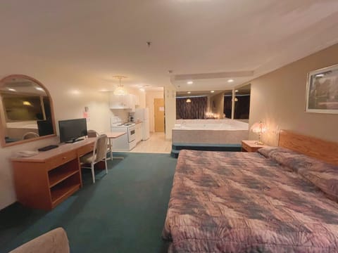 Executive Room, 1 King Bed (Jacuzzi) | Memory foam beds, desk, soundproofing, iron/ironing board