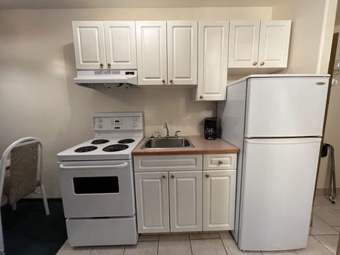 Full-size fridge, oven, stovetop, electric kettle