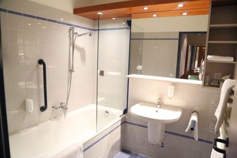 Combined shower/tub, hydromassage showerhead, free toiletries