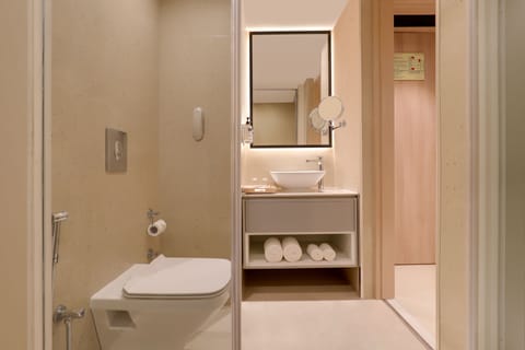 Deluxe Room | Bathroom | Shower, free toiletries, towels