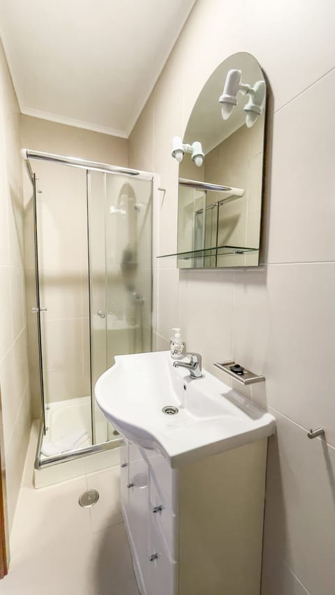 Basic Double Room | Bathroom | Shower, hair dryer, towels