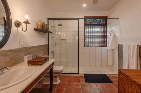 Deluxe Room, Garden View | Bathroom | Shower, rainfall showerhead, hair dryer, bathrobes