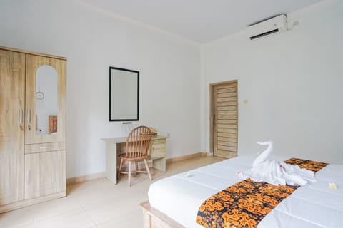 Standard Room | Minibar, desk, bed sheets