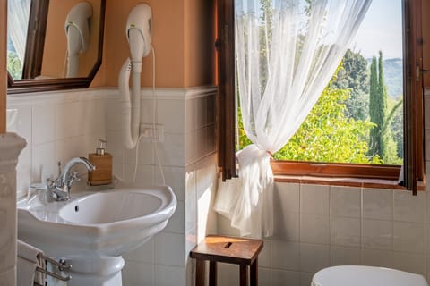 Classic Double Room | Bathroom | Free toiletries, hair dryer, bidet, towels