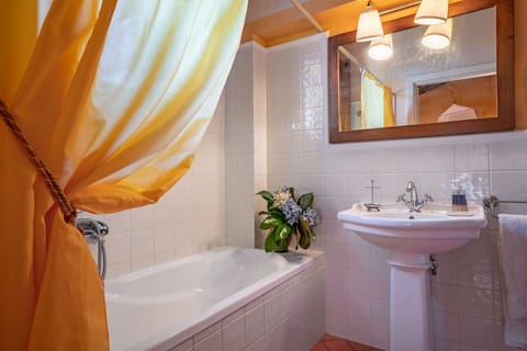 Classic Double Room | Bathroom | Free toiletries, hair dryer, bidet, towels