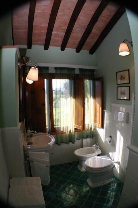 Classic Double Room | Bathroom | Free toiletries, hair dryer, bidet, towels