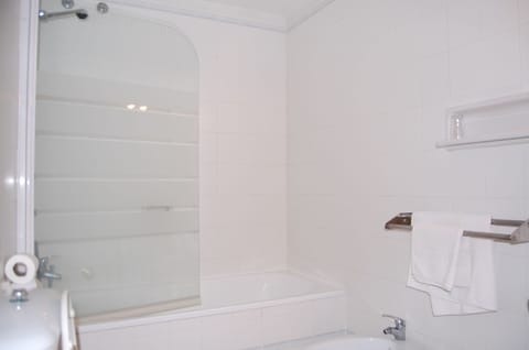 Combined shower/tub, free toiletries, towels