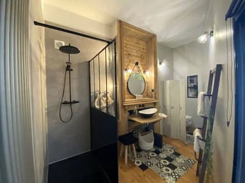 Family Room (L'Hortensia) | Bathroom shower