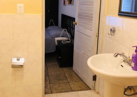 Comfort Triple Room | Bathroom | Shower, rainfall showerhead, free toiletries, hair dryer