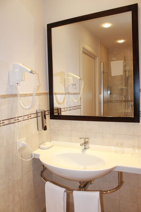 Standard Double Room | Bathroom | Shower, hair dryer, bidet, towels