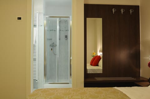 Basic Double Room, Private Bathroom | Bathroom | Shower, free toiletries, hair dryer, bidet