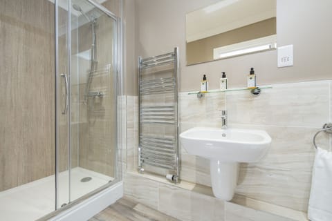 Double En-suite Room | Bathroom | Shower, free toiletries, hair dryer, towels