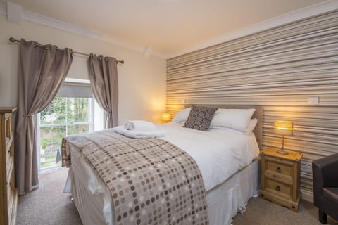 Double En-suite Room | Individually decorated, individually furnished, blackout drapes