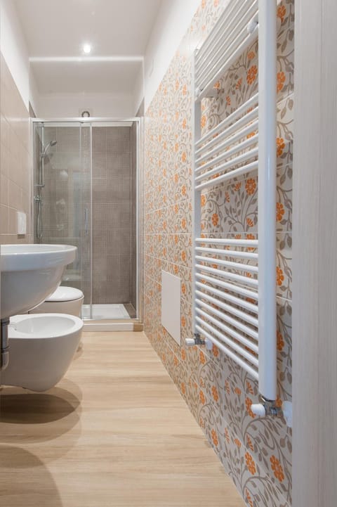 Shower, rainfall showerhead, free toiletries, hair dryer
