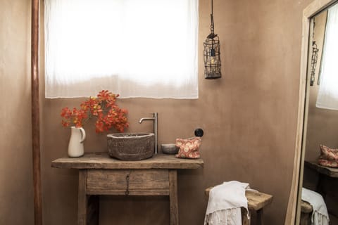 Superior Room | Bathroom | Shower, towels, soap, shampoo