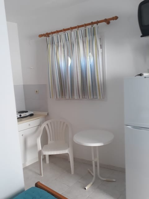 Studio | Bathroom | Shower, free toiletries, hair dryer, towels