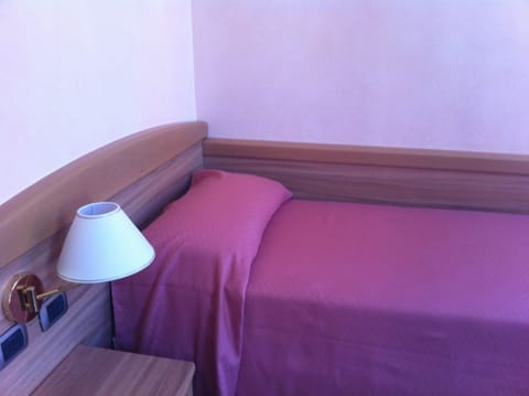 Quadruple Room | Desk, soundproofing, free WiFi, bed sheets