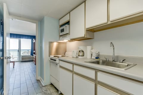 Comfort Condo, 1 Bedroom, Balcony, Ocean View | Private kitchen | Fridge, microwave, stovetop, coffee/tea maker