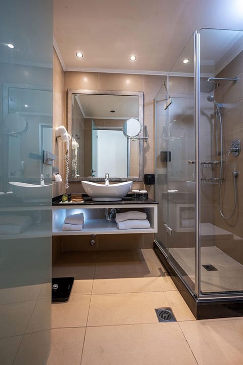 Superior Double Room | Bathroom | Rainfall showerhead, free toiletries, hair dryer, towels