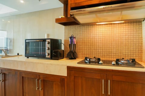 Room | Private kitchenette | Fridge, stovetop, cookware/dishes/utensils