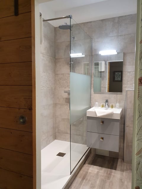 Comfort Room | Bathroom | Combined shower/tub, free toiletries, hair dryer, towels