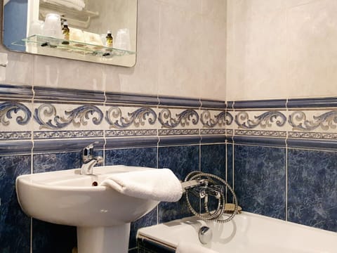 Combined shower/tub, free toiletries, hair dryer, towels