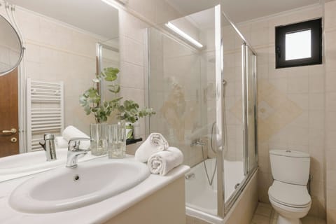 Junior Suite | Bathroom | Hair dryer, towels, soap, shampoo