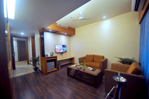 Presidential Room | Living room | 32-inch LCD TV with cable channels, TV