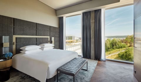 Executive Suite (Regency) | Hypo-allergenic bedding, minibar, in-room safe, desk