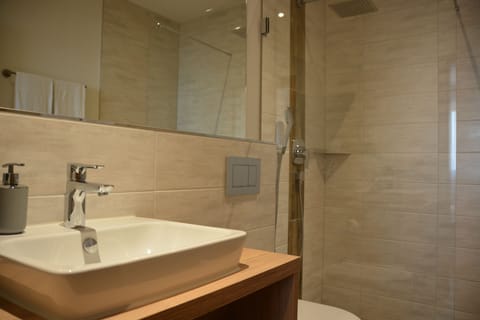 Double Room | Bathroom | Shower, rainfall showerhead, hair dryer, heated floors