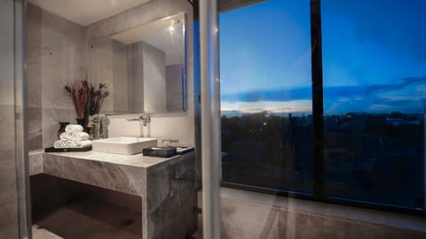 Signature Suite | Bathroom | Shower, rainfall showerhead, free toiletries, bathrobes