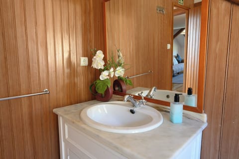 Family Room | Bathroom | Free toiletries, hair dryer, bidet, towels