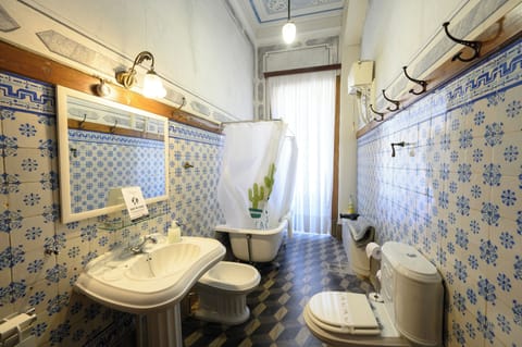 Panoramic Room | Bathroom | Free toiletries, hair dryer, bidet, towels