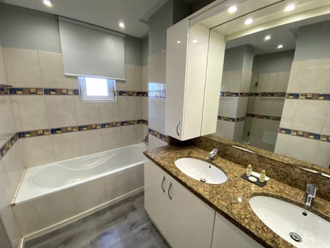 Superior Twin Room | Bathroom | Rainfall showerhead, free toiletries, hair dryer, bathrobes