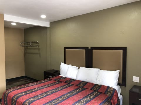 Standard Room, 1 King Bed | Desk, free WiFi