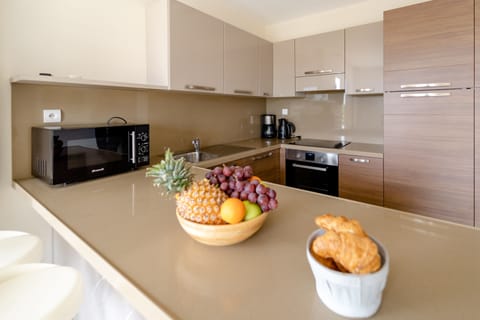 Comfort Apartment, 2 Bedrooms, Terrace, Garden Area | Private kitchen | Full-size fridge, microwave, oven, stovetop