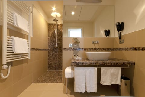 Deluxe Room | Bathroom | Free toiletries, hair dryer, bidet, towels