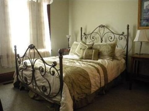 The Gardenia Room (1st floor) | Individually decorated, iron/ironing board, rollaway beds, free WiFi