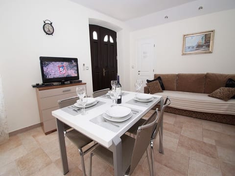 Apartment, 1 Bedroom | In-room dining