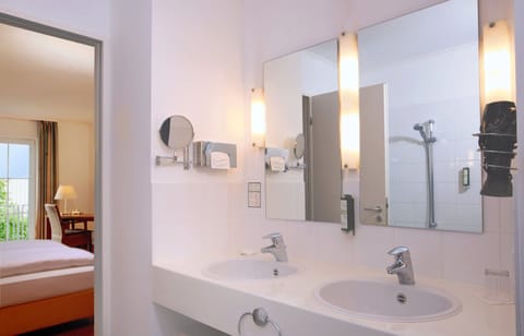 Premium Room | Bathroom | Rainfall showerhead, free toiletries, hair dryer, bathrobes