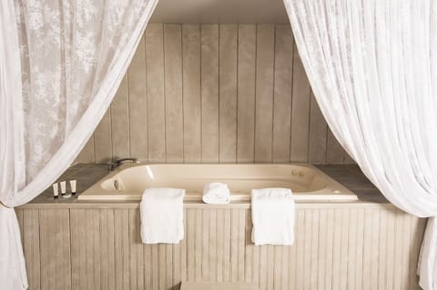 White Birches Suite, 1 King Bed | Jetted tub