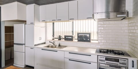 Jicchaku | Private kitchen | Fridge, microwave, oven, stovetop