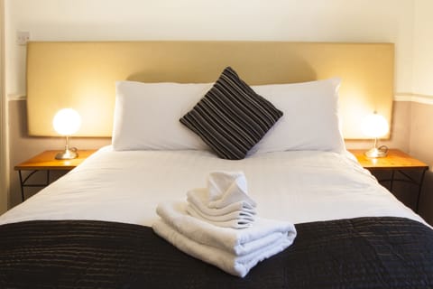 Standard Double Room, Ensuite | Premium bedding, pillowtop beds, individually decorated