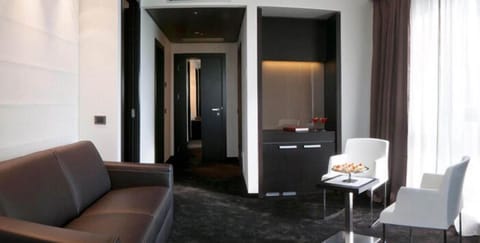 Junior Suite | Minibar, in-room safe, desk, soundproofing