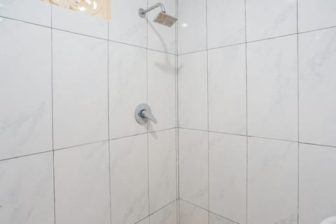 Standard Room | Bathroom | Shower, free toiletries, towels