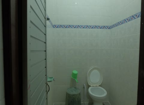 Standard Room | Bathroom | Shower, free toiletries, towels