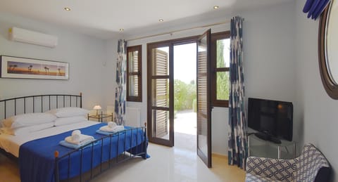 Villa | Iron/ironing board, free WiFi, bed sheets