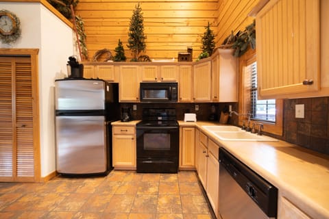 Grand Cabin, 4 Bedrooms, Terrace | Private kitchen | Full-size fridge, oven, stovetop, dishwasher